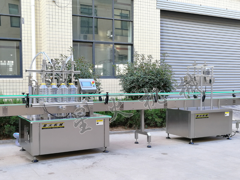 新型四頭食用油自動(dòng)稱重灌裝旋蓋機(jī)有什么特點(diǎn)？